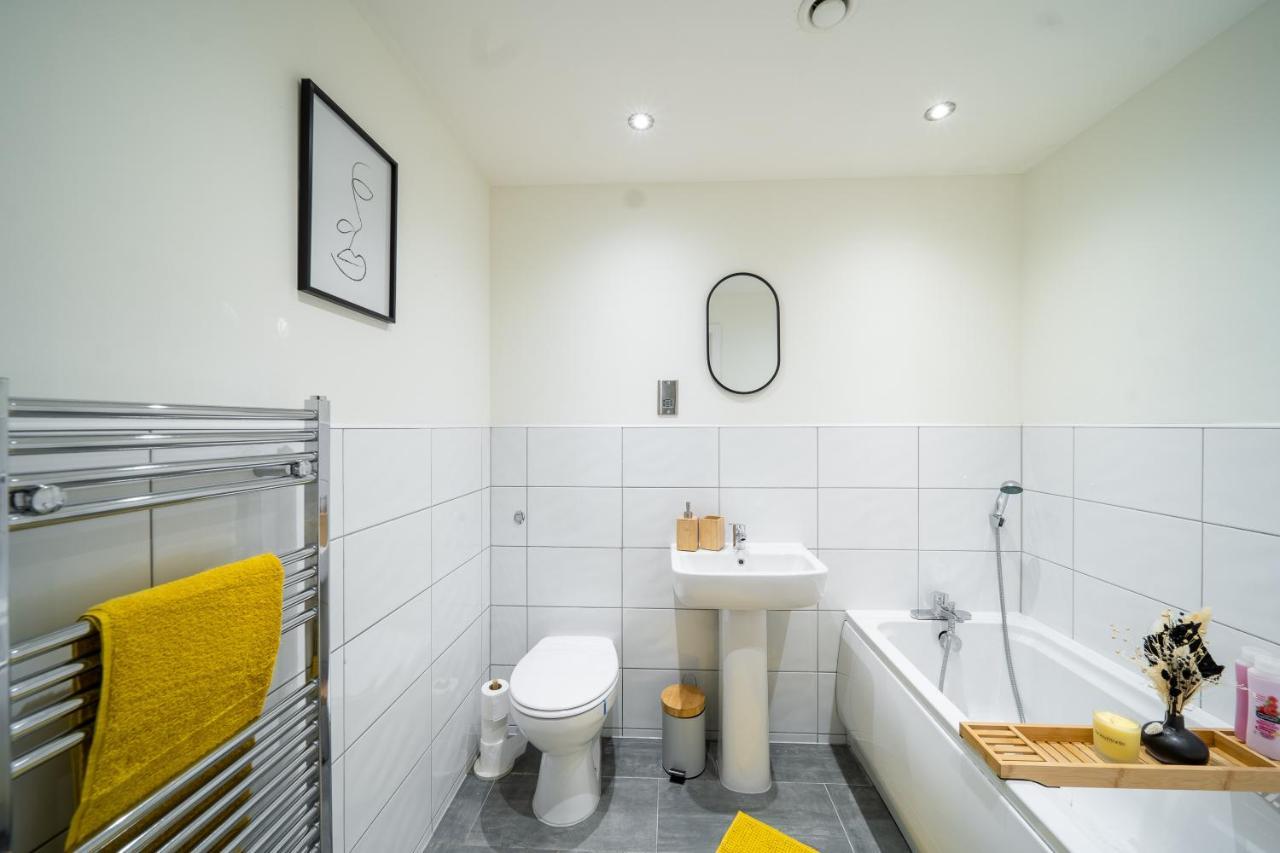 Bv Spacious 1-Bedroom Apartment Close To Town Center - Sleeps 6 Bradford  Eksteriør bilde