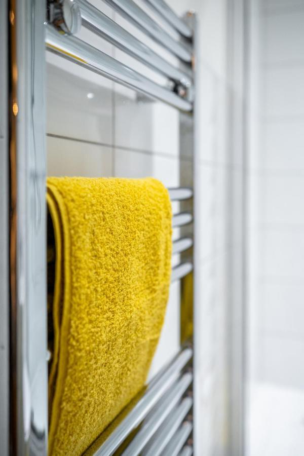 Bv Spacious 1-Bedroom Apartment Close To Town Center - Sleeps 6 Bradford  Eksteriør bilde