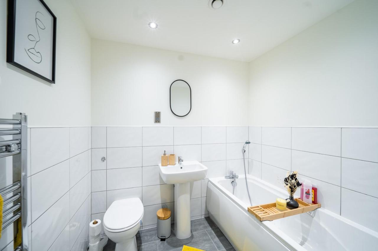 Bv Spacious 1-Bedroom Apartment Close To Town Center - Sleeps 6 Bradford  Eksteriør bilde